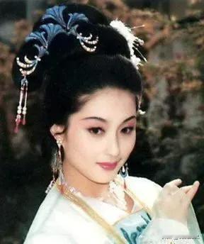 公元568年，太子陈叔宝到小妾龚氏屋里过夜，忽然看见一个小丫鬟，模样生得倾国倾城