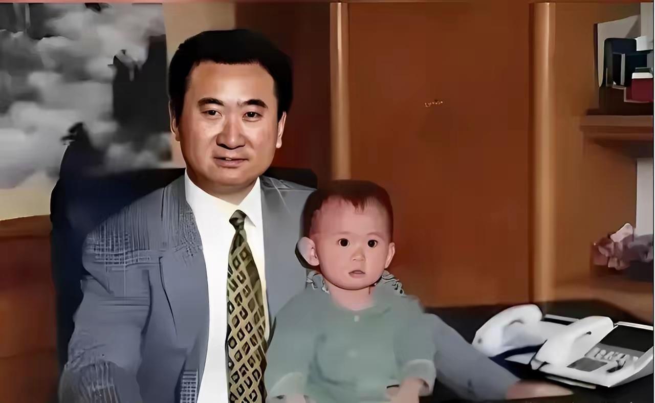 看到这张90年代初王健林在办公室抱着儿子王思聪照片，感觉时光一下就被拉回去了