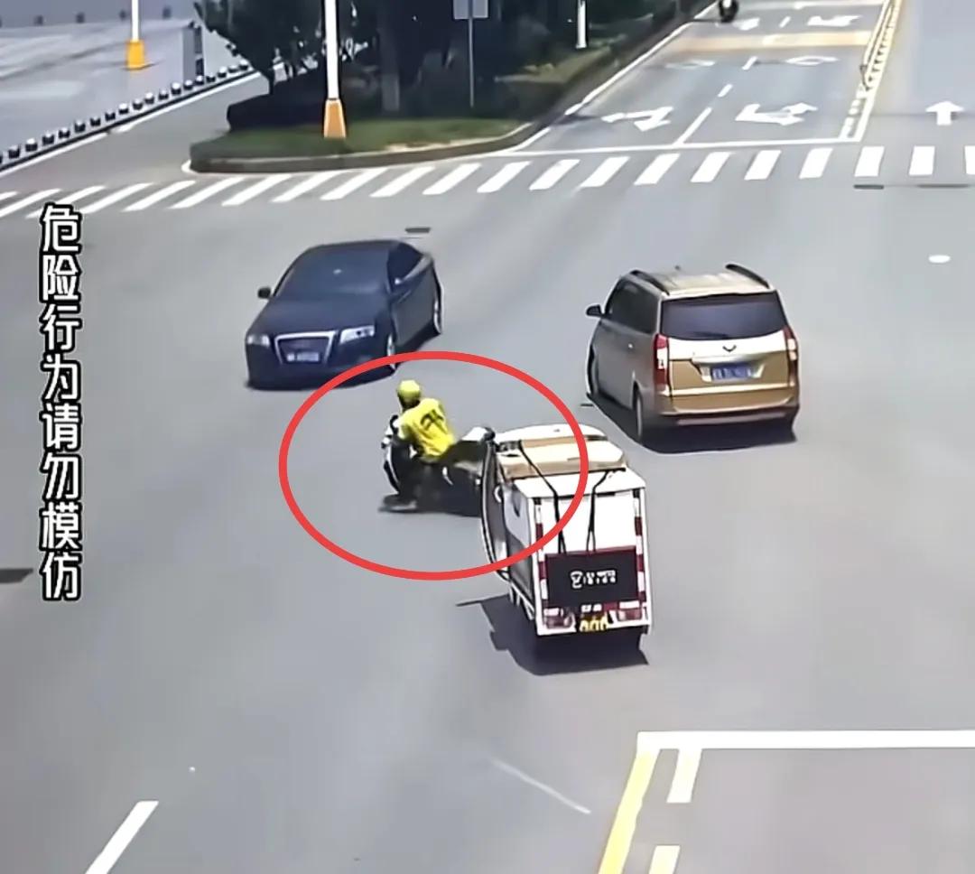 那些互联网公司一年利润几百亿，它们不仅只给基层外卖员微薄的薪水，还制订了苛刻的超