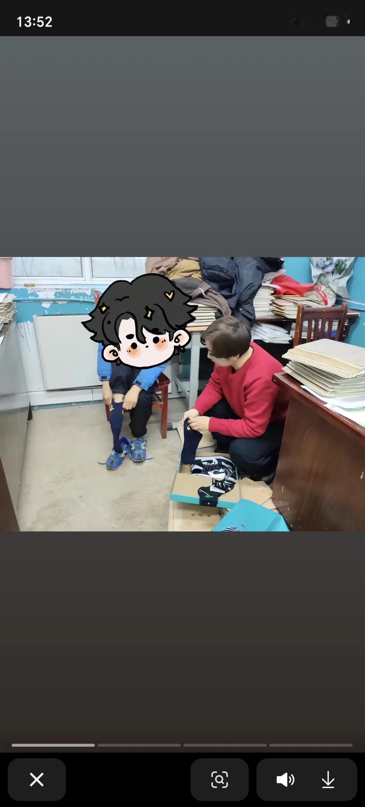 近日，新疆伊犁，一名女老师上课时发现，这么冷的天，班里一位小男生没有穿袜子。老师