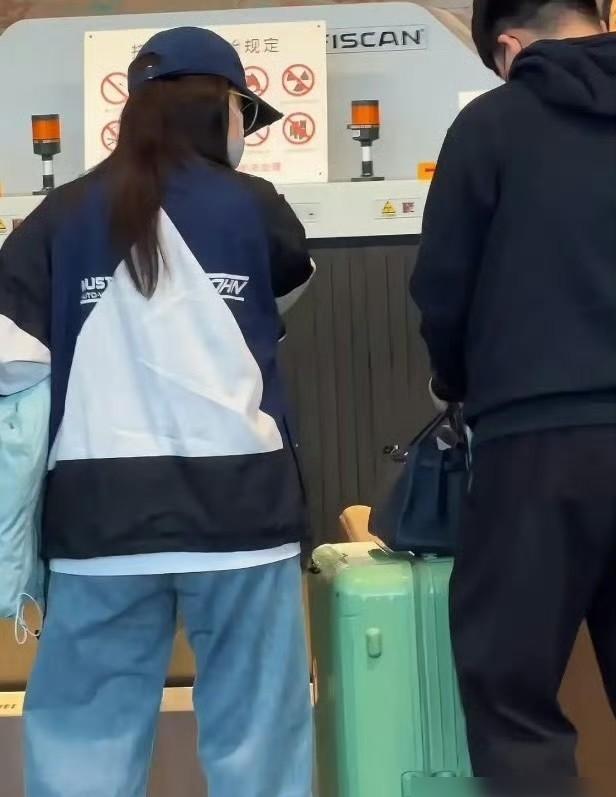 阚清子产后第35天，站上《乘风2024》全开麦舞台。唐艺昕脸上湿疹结着痂，也