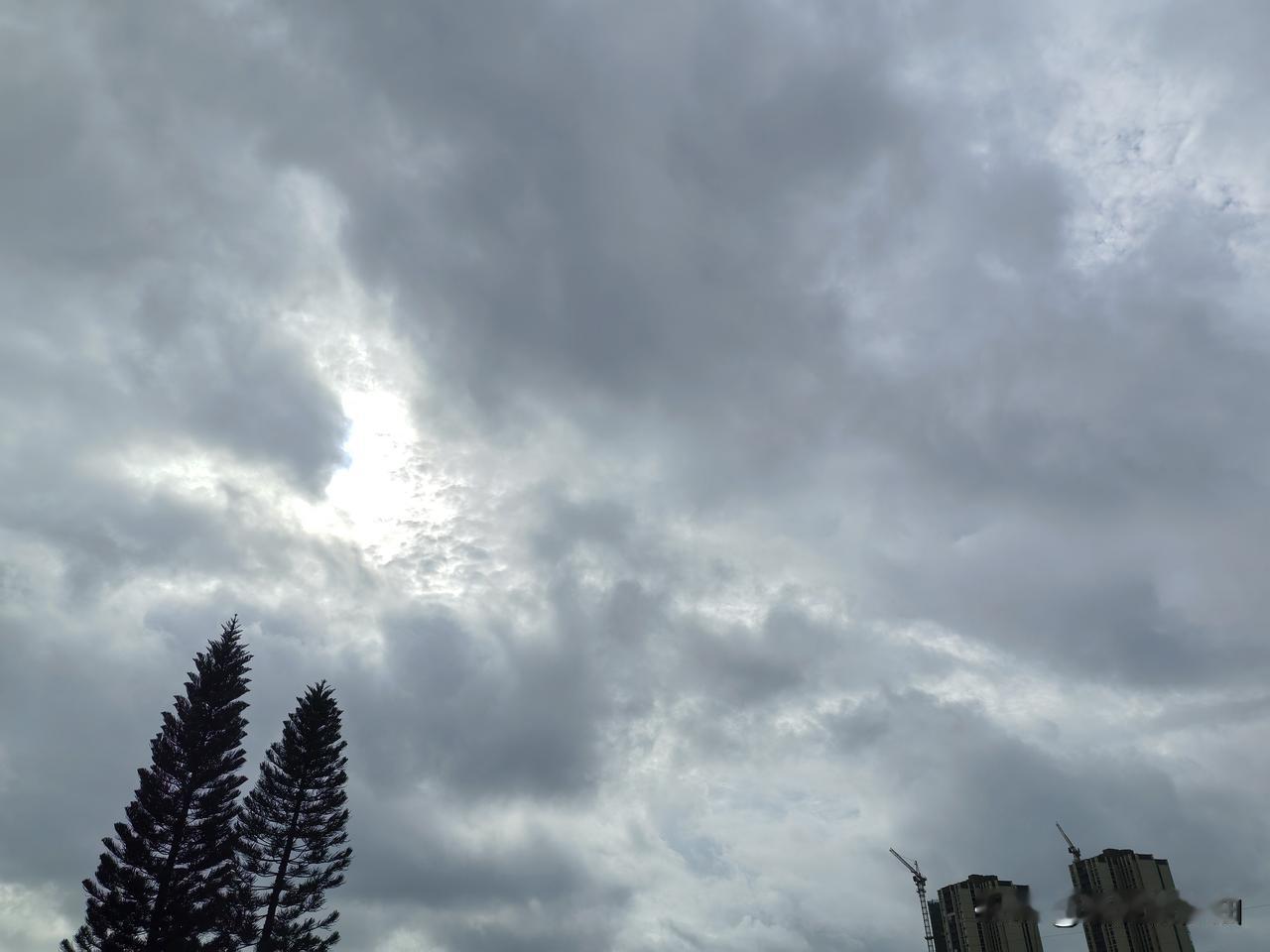 广东的雨从7月下到8月！8月1～3日，受季风槽北抬影响，广东中南部有大雨到暴