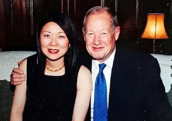 2006年，英国68岁富豪兰斯娶33岁中国送餐员周颖为妻，遭到了3个子女的强烈反
