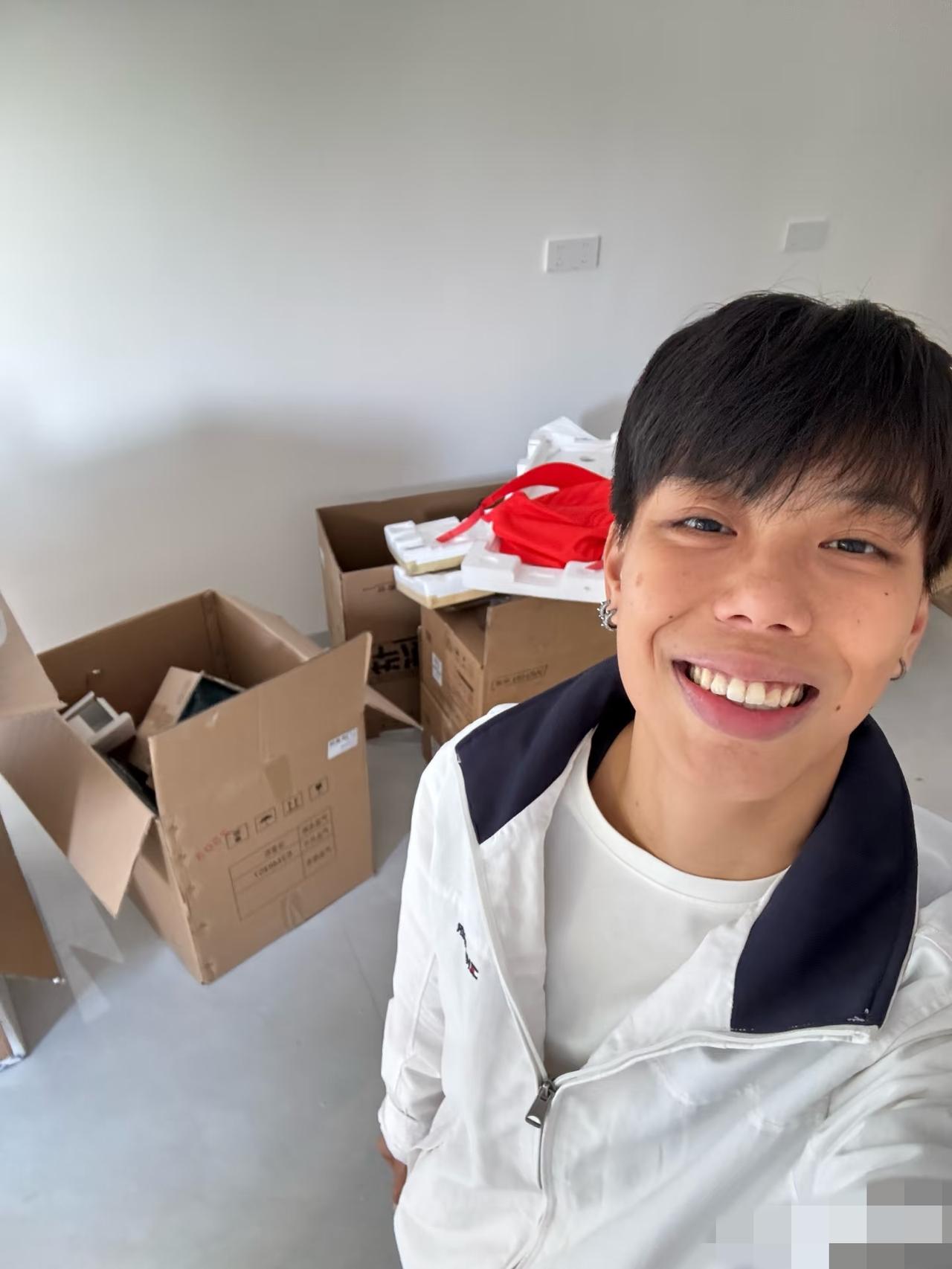 11月25日，刘景扬主动曝光了自己在珠海的新房子，小区环境看着一般般，不是很高端