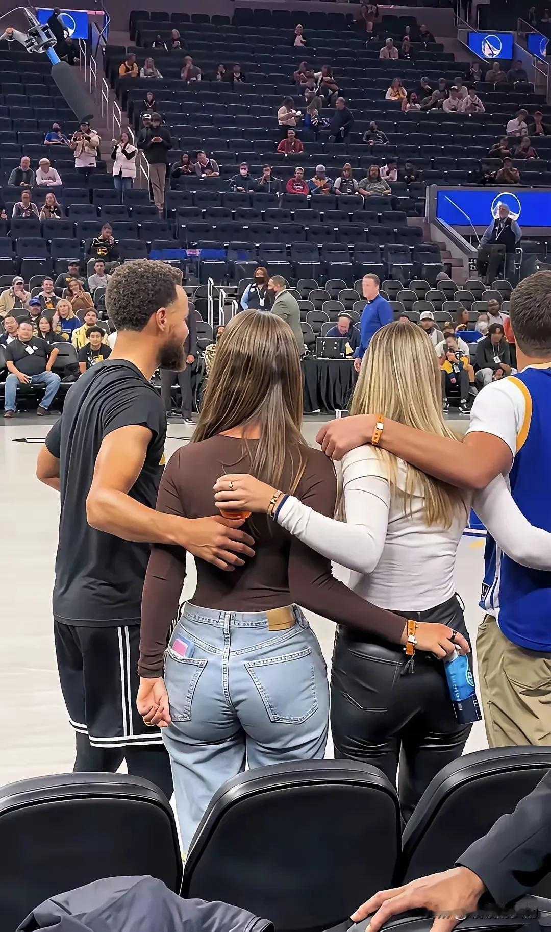 闺蜜之间的较量从背影开始