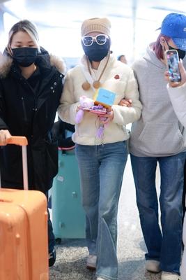 陈妍希现身上海虹桥机场一眼看去吓我一跳……你们说陈妍希戴的墨镜和口罩连起