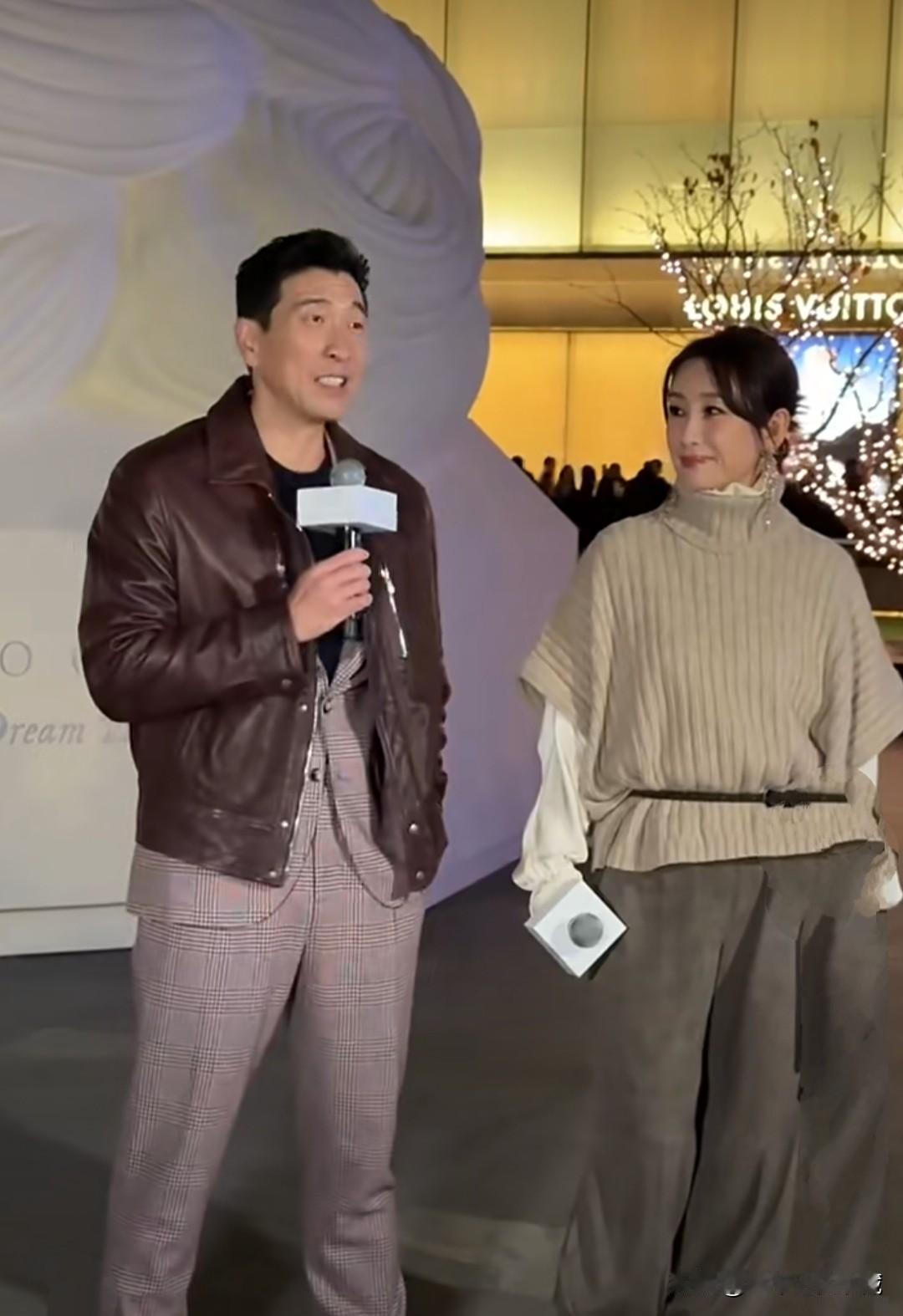 王千源、秦海璐一同在沈阳万象城出席活动，王千源灰色格子西装外套，外穿皮夹克，造型