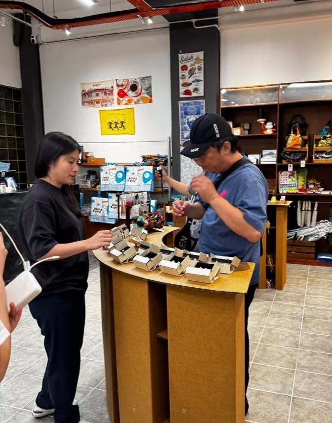 黄渤现身马来西亚商场购物，他这次出现看起来精神状态非常好，穿着蓝色短袖，整个人皮