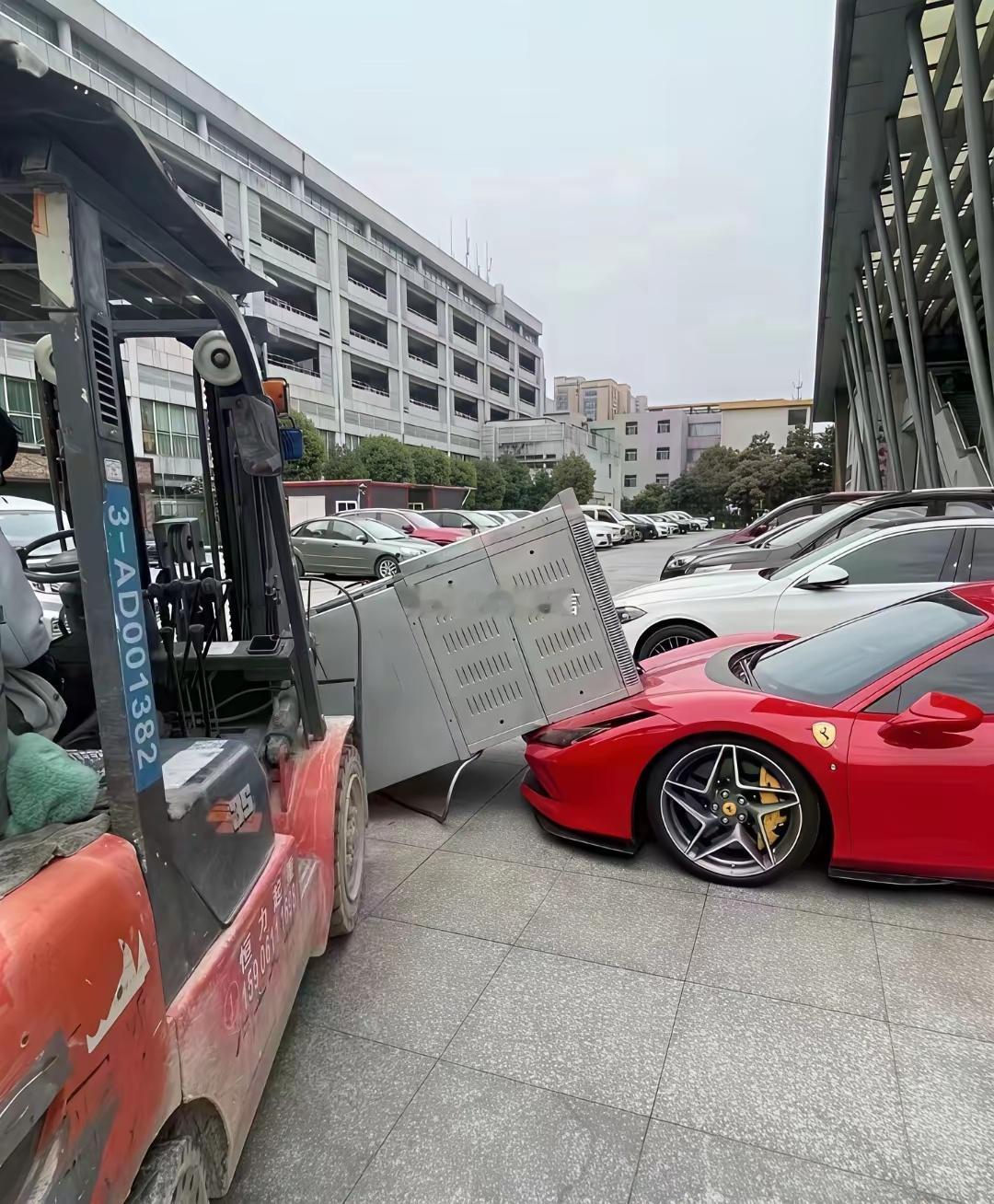 还好砸到的不是奔驰，要不然真的赔不起。​​​