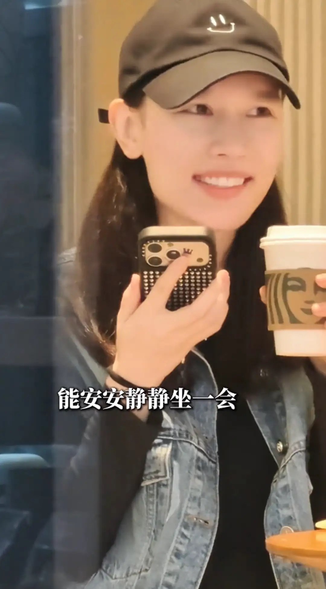 任重一家分开过中秋，孙骁骁带女儿逛街保姆随行，孕期超爱喝咖啡！​