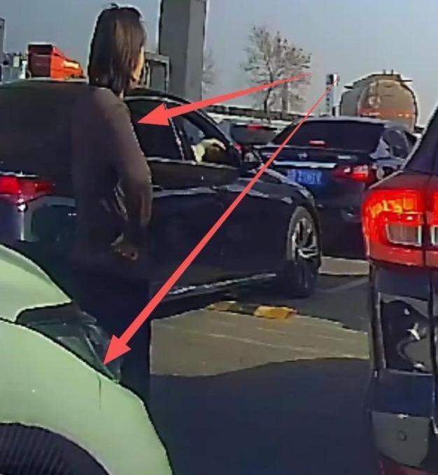 脸都不要了！江苏泰州的一处加油站，车辆都在排队加油的时候，竟然有人为了插队，连最