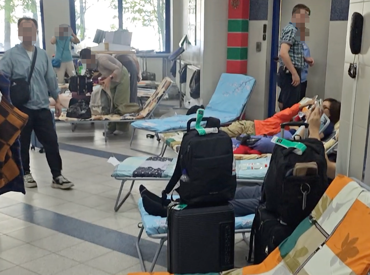 国航一伦敦飞北京航班因机械故障备降俄罗斯, 有乘客在机场折叠床上休息