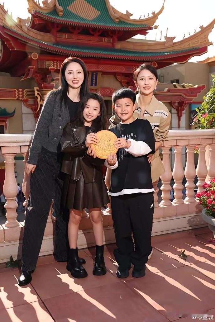 董璇和佟丽娅应该比亲姐妹还亲，两人带着娃中秋节腻歪在一起，在这个阖家团圆的日子