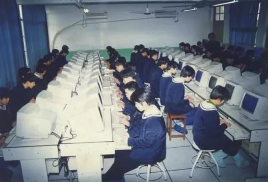 九十年代初那会儿，单位组织学电脑，觉得电脑咋那么难啊，学不会啊。其实，真想学