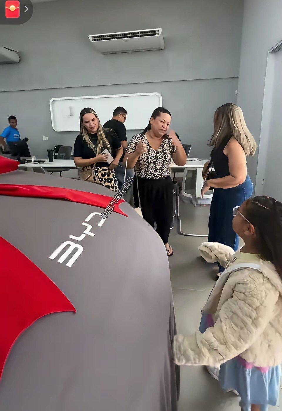 比亚迪在国外，那可是妥妥的豪车。还说什么“不就是辆比亚迪，谁没有似的”？一辆比亚