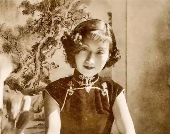 1927年，上海三大美女之一的国画家周炼霞结婚，婚后恩爱非常。不料有一天丈夫出差