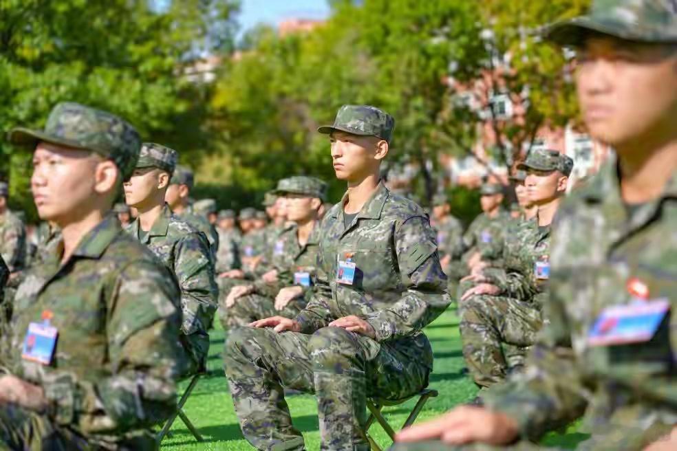 冰薇甜儿官兵端坐静听。兵器影像致敬中国军人​​​