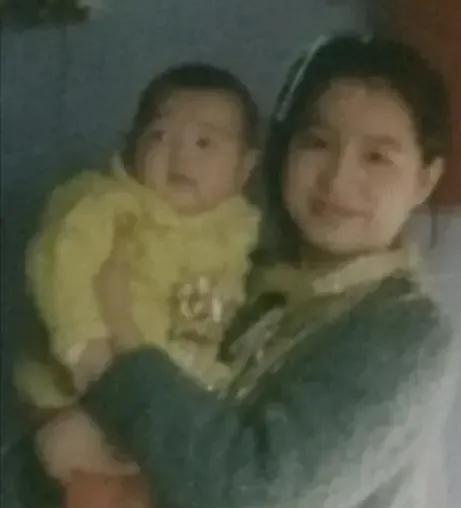 1976年，25岁女知青抱着4岁儿子回京，母亲气得半死，怒骂她未婚先孕，不知羞耻
