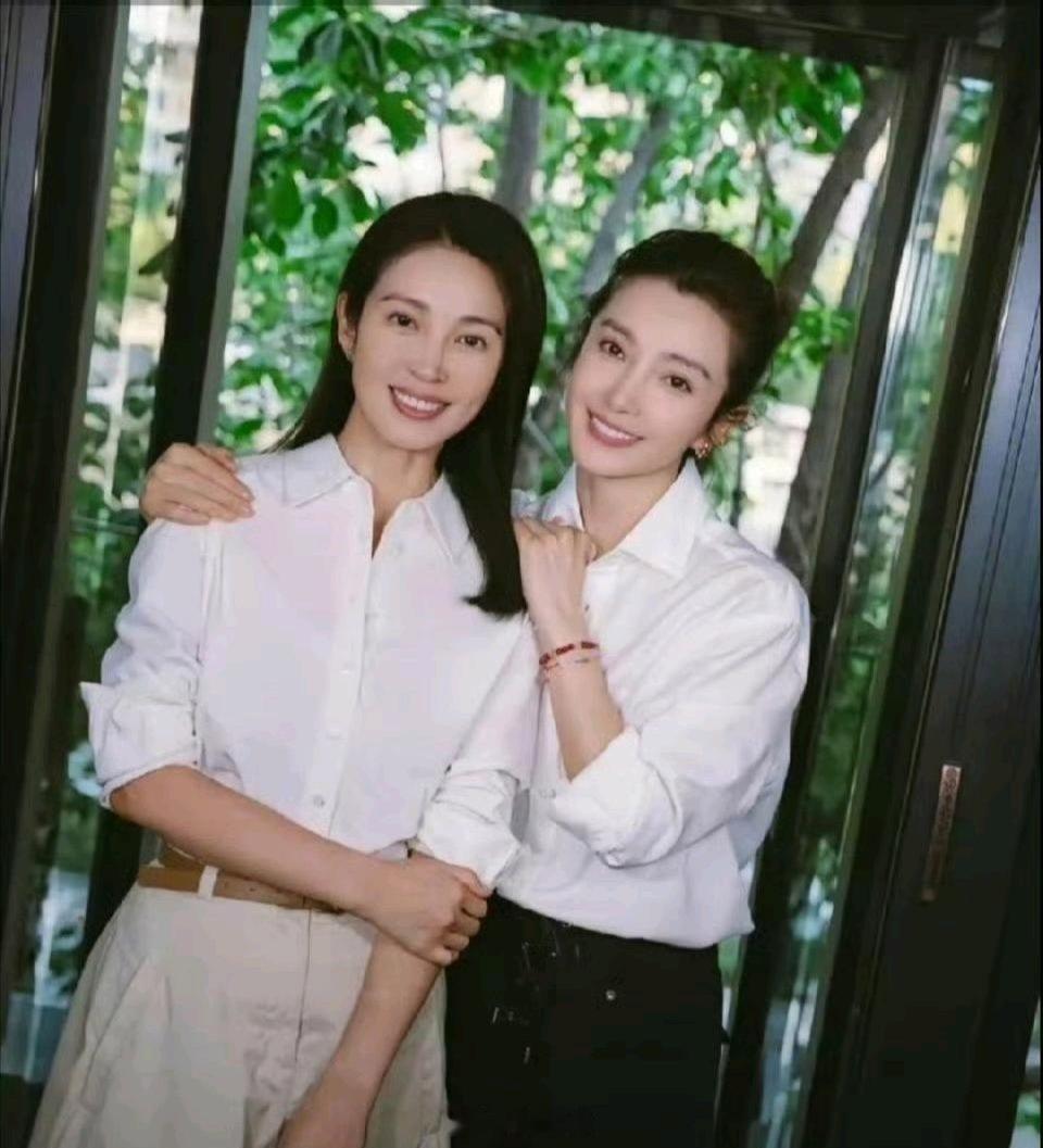 李冰冰和妹妹的合照，这脸简直一模一样