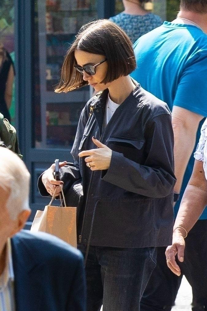 lilycollins莉莉柯林斯和老公CharlieMcDowell上个月在