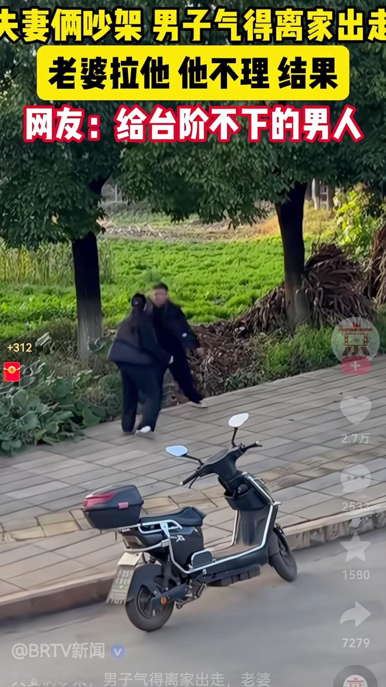 笑不活了！一对小夫妻吵架，男子是敢怒不敢言，更不敢跟老婆抬杠和顶嘴，因此，他只好