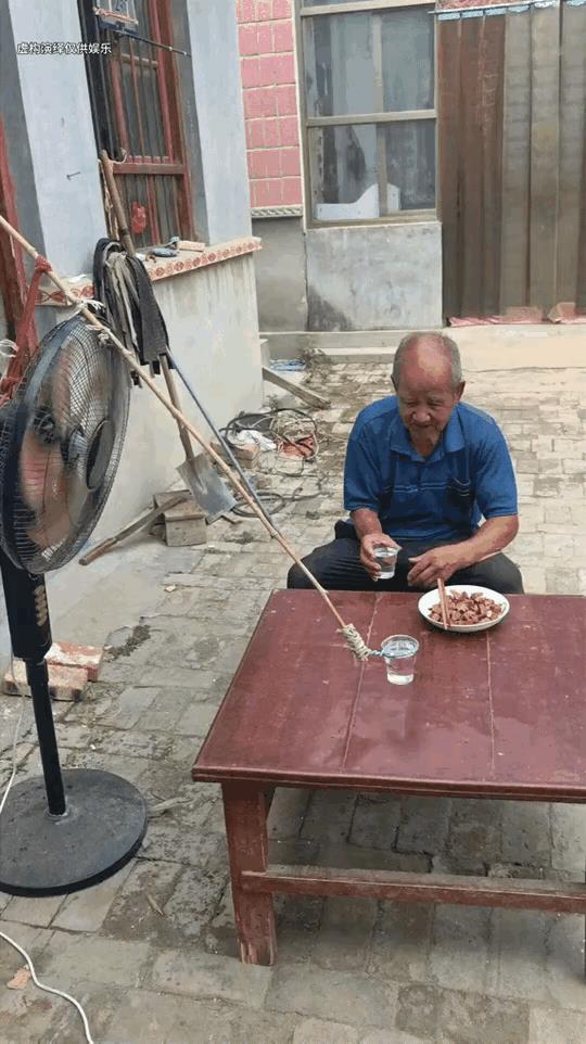 惊呆所有人：独居老人吃饭喝酒没人陪太无聊，于是灵机一动，给自己找了一个喝酒搭子，