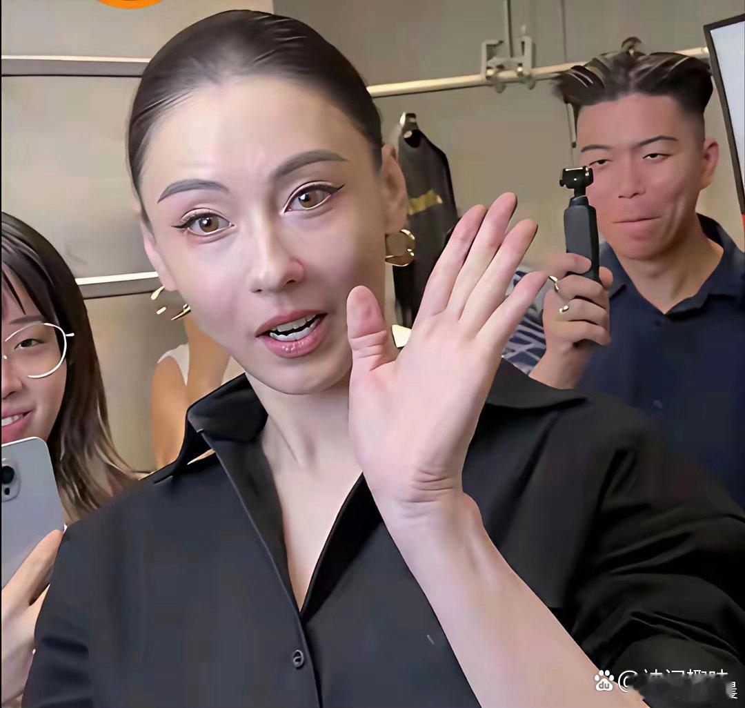 如今的张柏芝容貌状态变化瞩目，气质模样反差很大，五官质感截然不同，差点都没能一眼