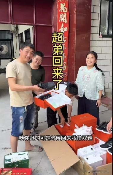 小故事！超弟终于从表哥家回来了这次去延安表哥家干活回来又黑又瘦