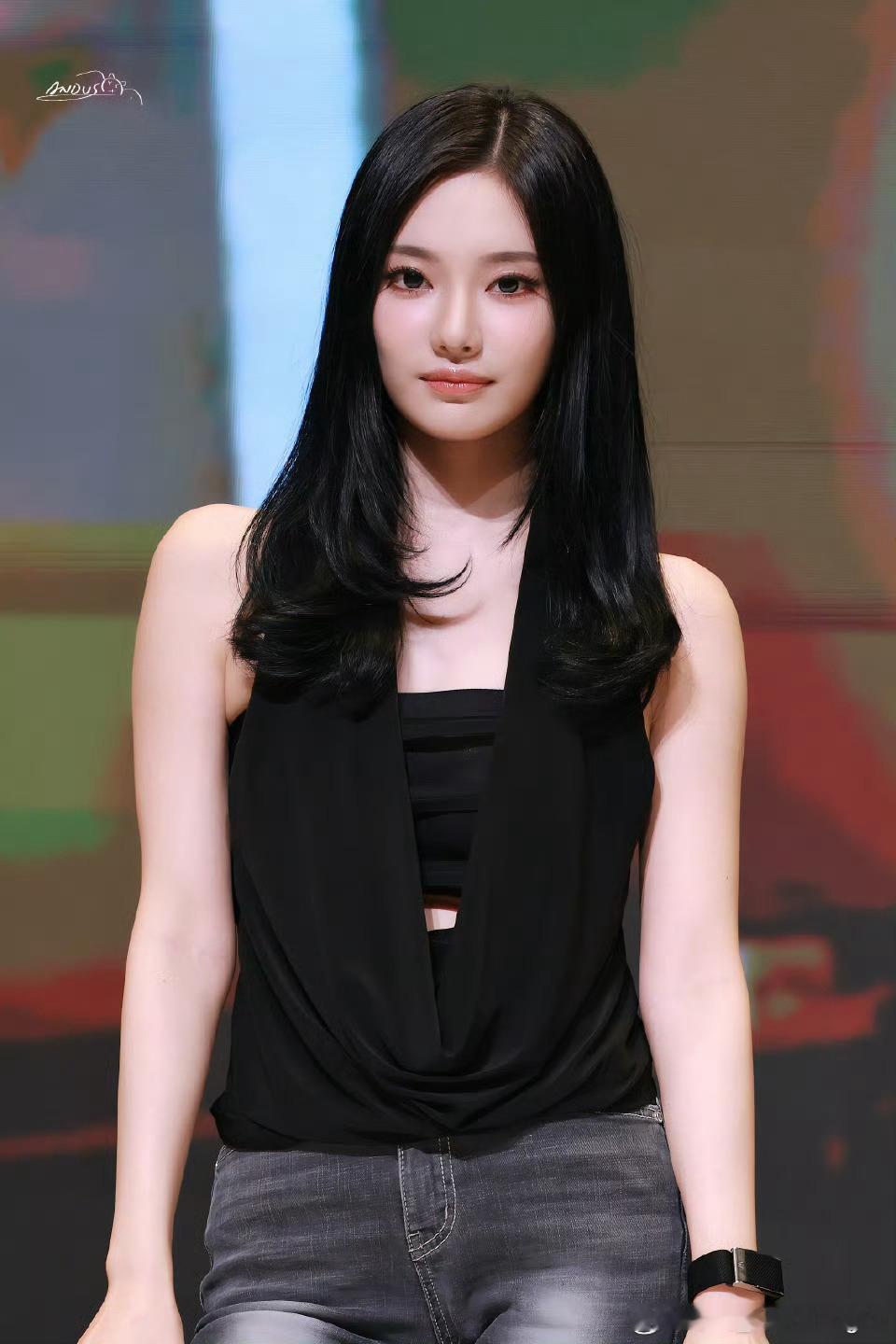 黑色修身无袖上衣配牛仔裤扑面而来的女神感完全是legend！宁艺卓alonin