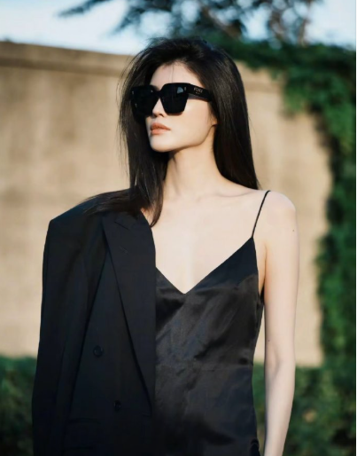 36岁的何穗，模特生涯还有几年呢？​不得不说，何穗真的很拼，生了娃还做了第