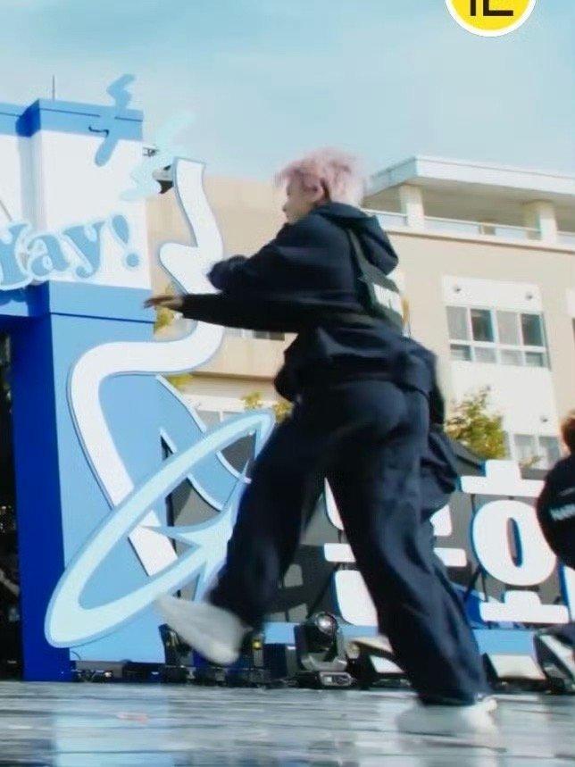 她的屁股到底被谁揉大了