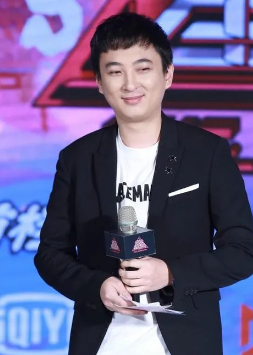 记者问王思聪：“你如今最羡慕谁？”王思聪想都没想，直接说道：“汪小菲，中年得粉的