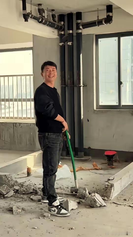 “笑不活了！”浙江，一男子装修房子，嫌砸墙2600元太贵，于是买了把铁锤亲自上阵