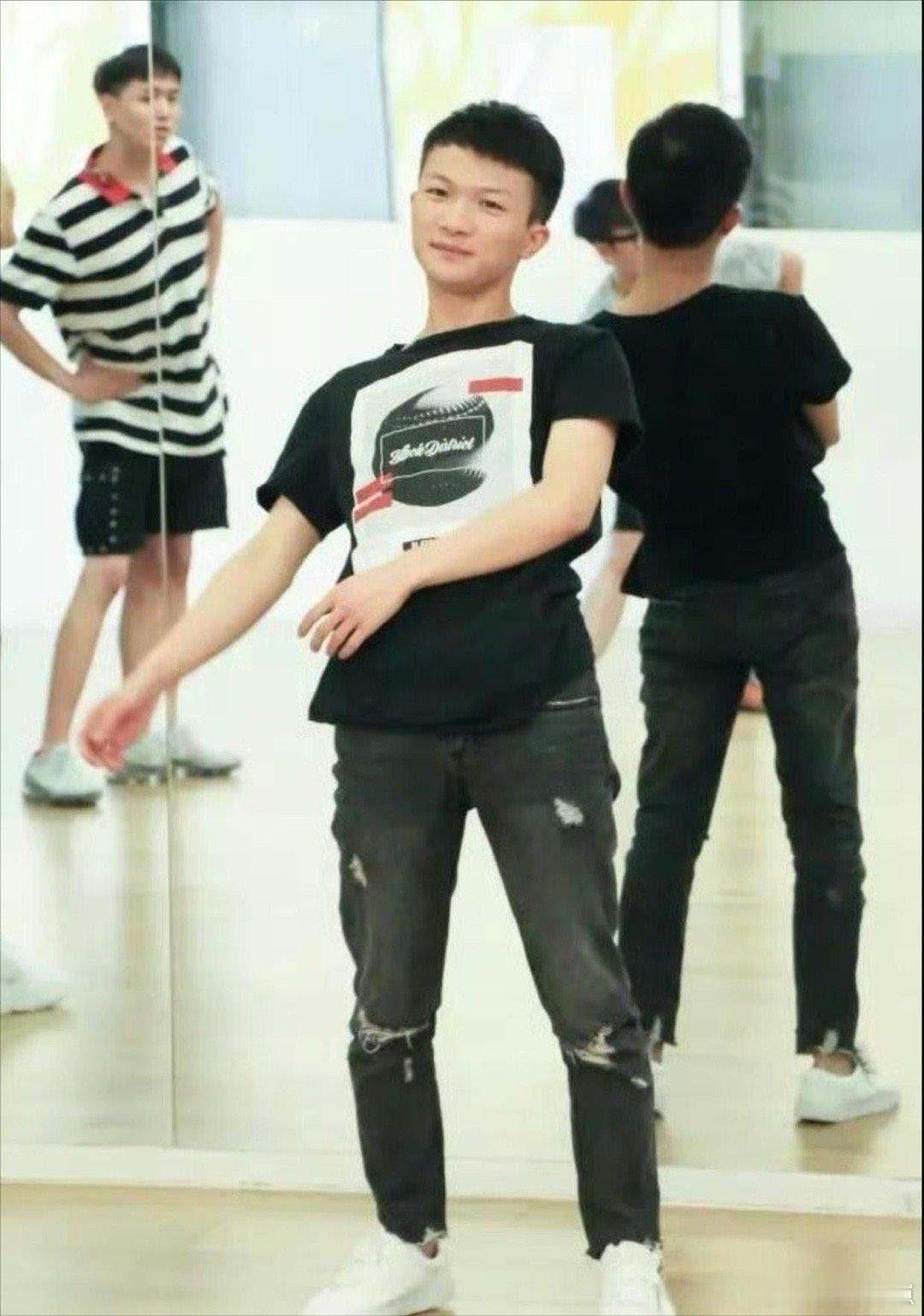 早期的周深也太稚嫩了吧！眉眼间满满青涩感，整个人看着就好像个可爱的小孩。