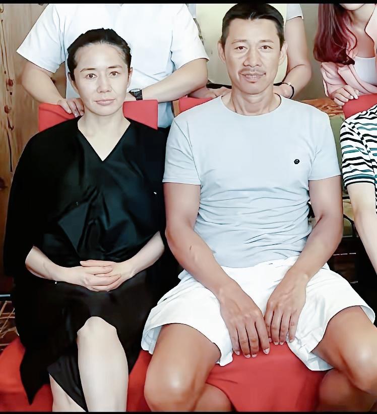 张丰毅与妻子霍凡的合照。