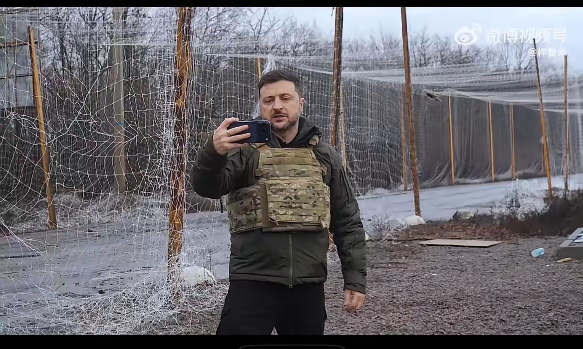 哪个总统有这个胆量！泽连斯基突然出现在战斗正激烈的库皮扬斯克前沿阵地，距离俄军只