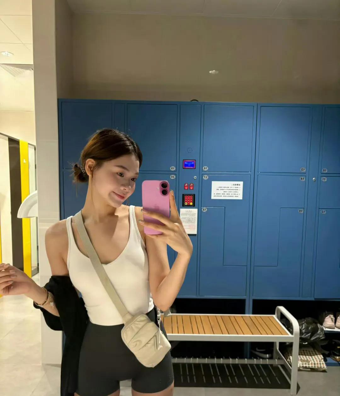 用标准版iPhone的女生真的很少见而且我发现到一个规律，好像女生的手机更容易