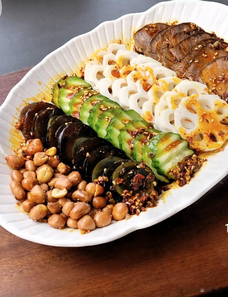 下酒就得配对菜，一口酒一口菜才够味。凉拌毛豆鲜爽解腻，越嚼越香；卤花生入味不