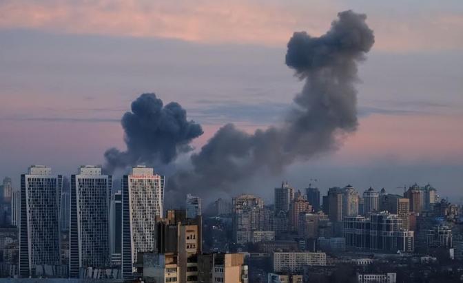 泽连斯基的软肋快藏不住了！8月16日，基辅爆炸声不是背景音。乌军一边紧急调动，一