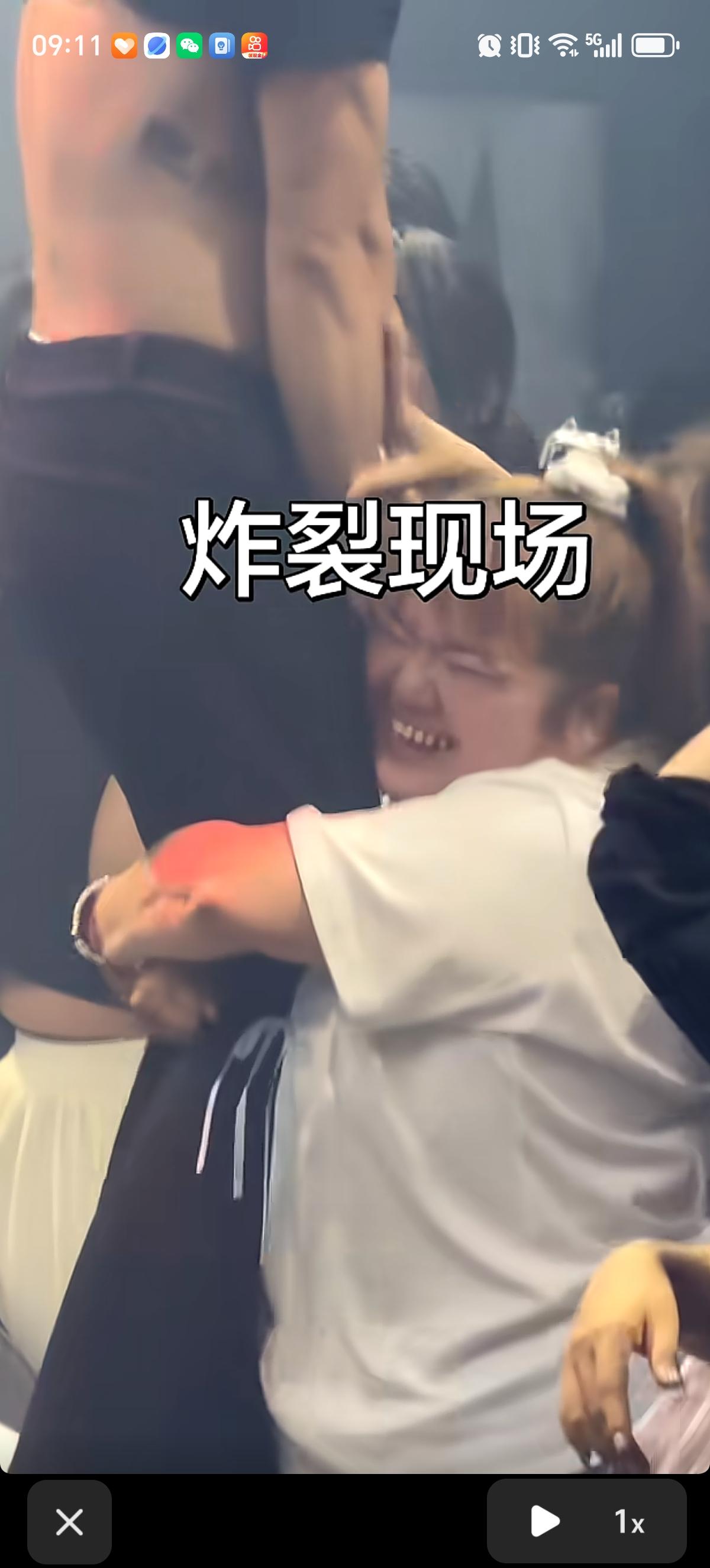 女孩子遇到喜欢的男生一定要勇敢，该出手时就出手。就像这个胖胖的女孩子一样，出手够