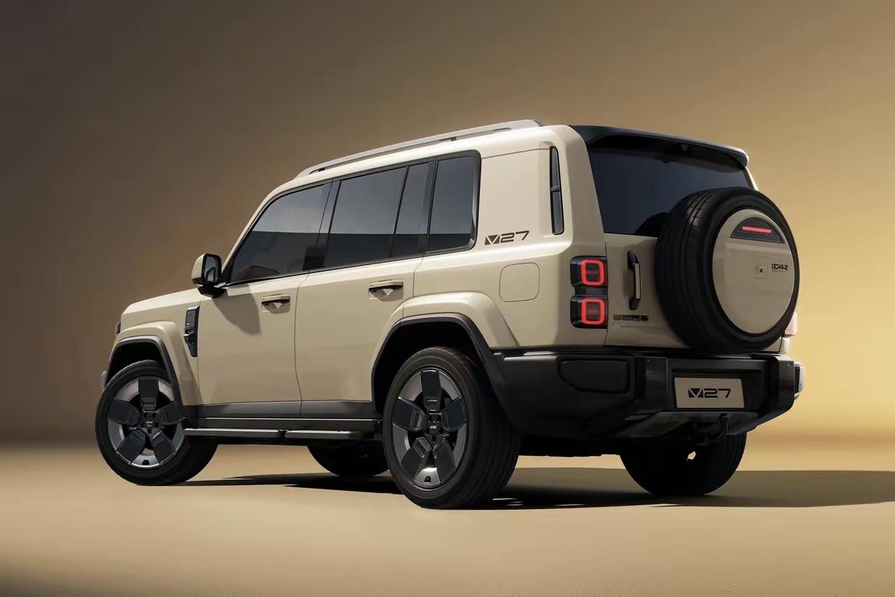 iCARV27和方程豹钛7都是中大型硬派方盒子SUV，受众群体差不多，钛71