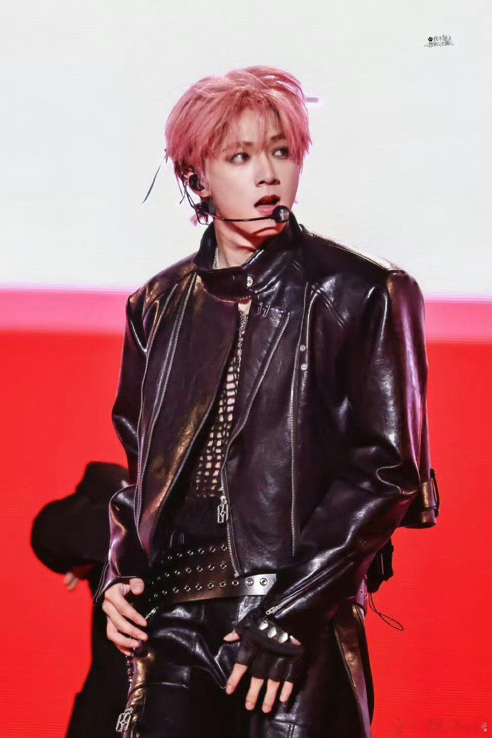 刘耀文粉发皮衣造型，此男这眼神完全是妖精……