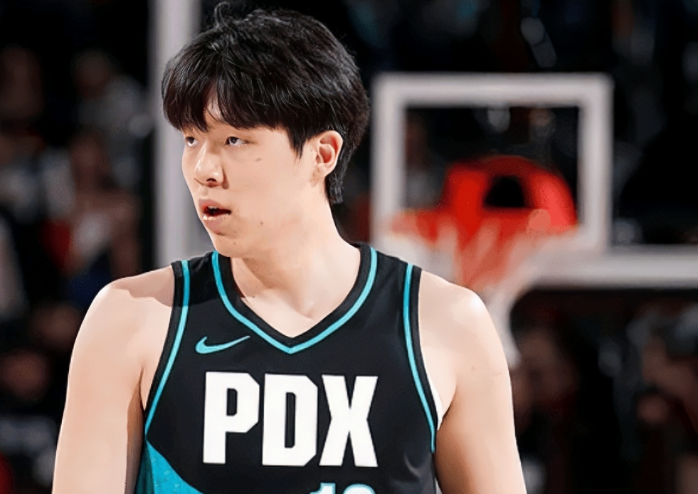 开拓者因人手短缺再度将杨瀚森从发展联盟召回。开拓者官方宣布，已从发展联盟召回了杨