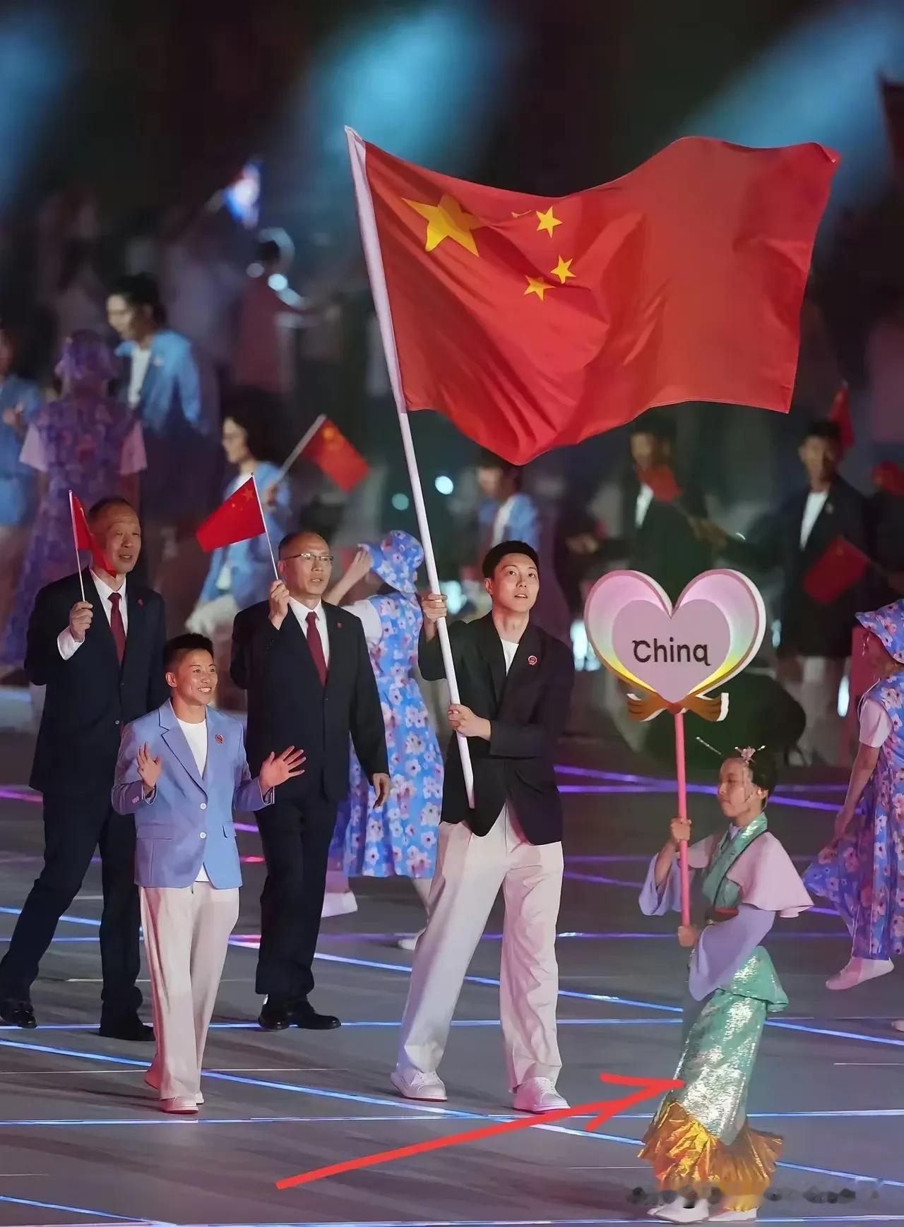 瞧瞧亚运会这个举牌者这的造型，真想一脚踢开！中国代表团入场那会儿，胡明轩和吴
