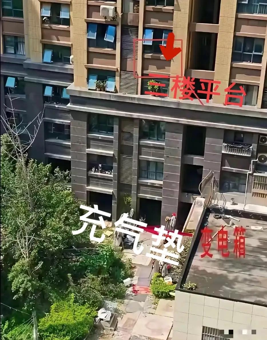 连云港消防队称：“我们所用的救生气垫，最小尺寸是宽4米、长6米、高2米，铺设空间