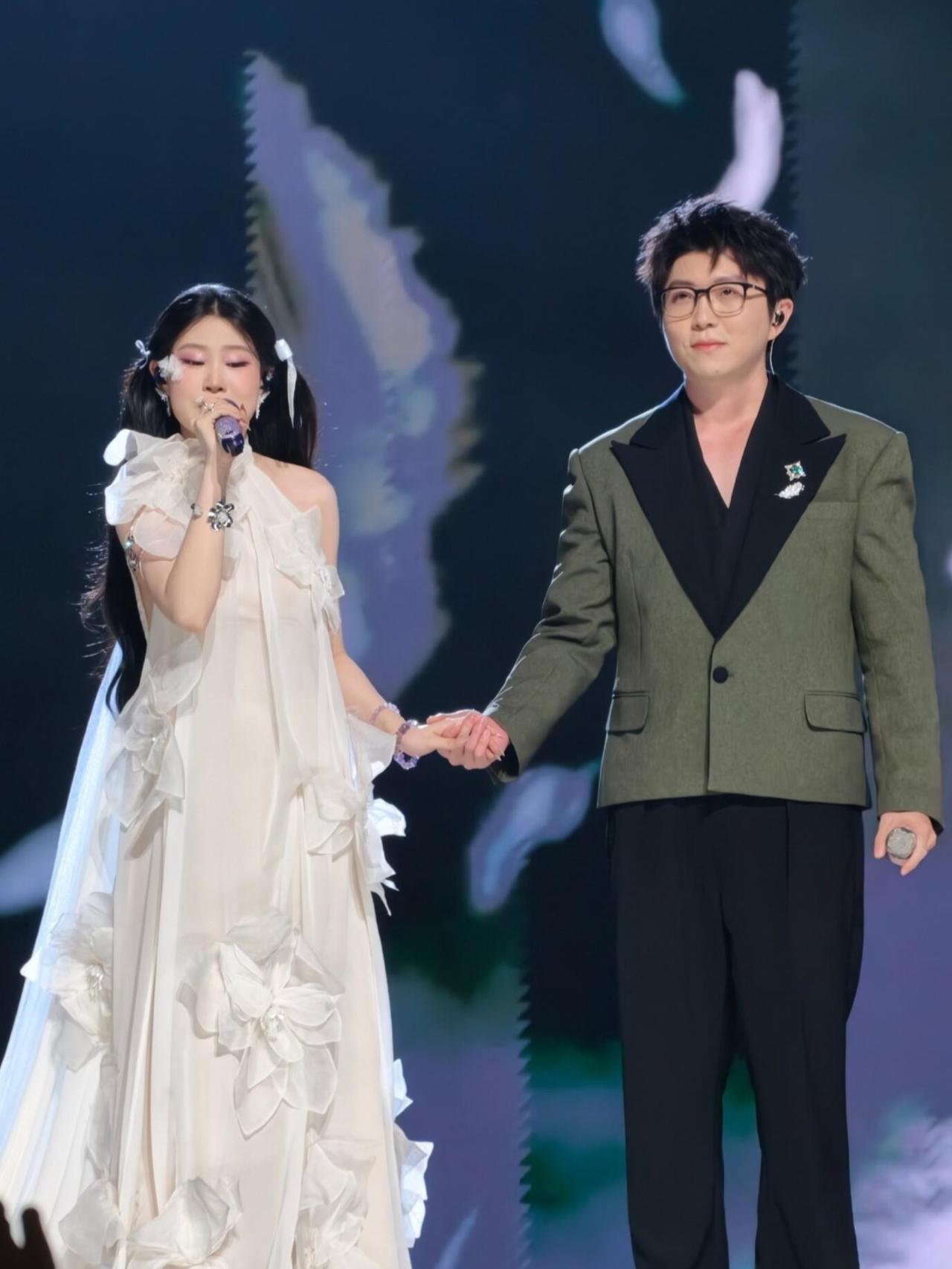 我特意问了问正在看跨年晚会的闺蜜，我说：沈佳润是进错拍了？闺蜜说：我也听出来了