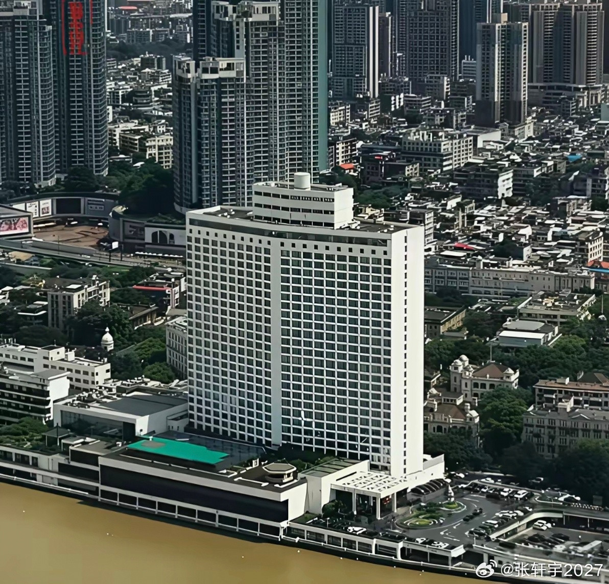中国第一家五星级酒店，广州沙面白天鹅宾馆。投资额是5000万美元，出款人是霍英东。霍家以一元人民币卖