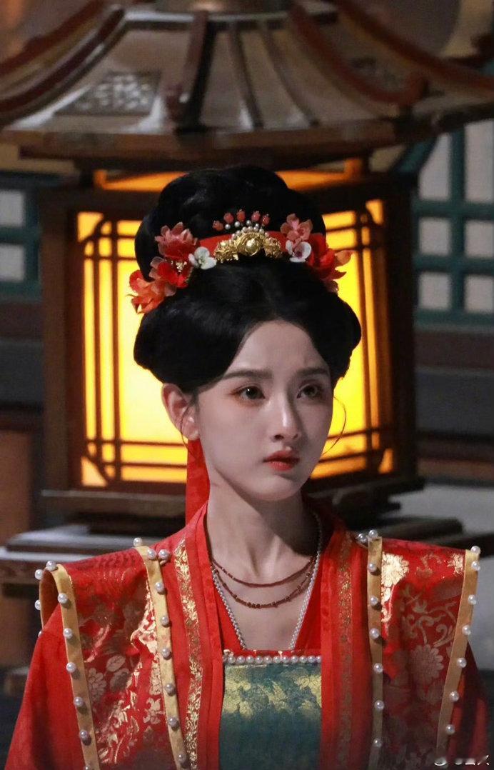 宋祖儿想要什么就都给她吧司宫令路透，祖儿简直就是大眼萌妹来的，小小的脸上大大的五