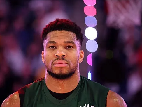 关于勇士与雄鹿球员扬尼斯-阿德托昆博交易流言的报道。联盟消息源称，金州勇士方面