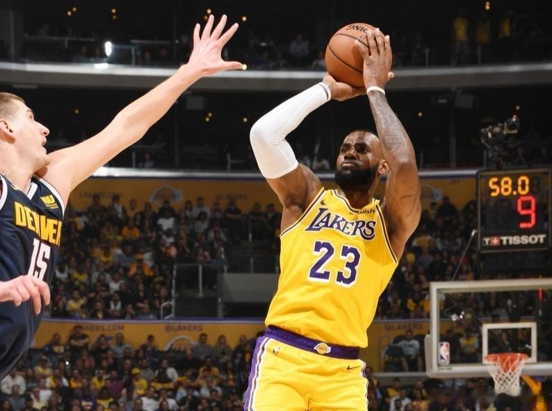 詹姆斯41岁的詹姆斯，依旧在书写着不老传奇，尽管本赛季出场时间有所控制，仅出战5